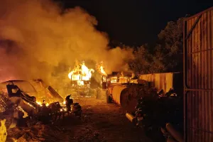 कानपुर के फजलगंज में ट्रक वर्कशॉप में लगी आग: मची अफरातफरी, दमकल कर्मियों ने कड़ी मशक्कत कर पाया काबू