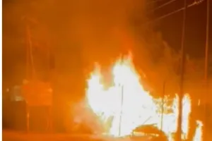 Jalaun Fire: सड़क किनारे गुमटी में लगी भीषण आग...मचा हड़कंप, दमकलकर्मियों ने कड़ी मशक्कत कर पाया काबू