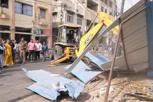 कानपुर में महापौर ने सामने खड़े होकर चलवाया बुलडोजर: जरीब चौकी से लेकर बजरिया तक अभियान में साफ हुआ अतिक्रमण