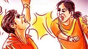 पुलिस चौकी के सामने छेड़छाड़, महिला ने शोहदे को सिखाया सबक 