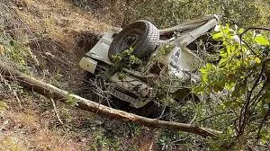 बरातियों से भरा वाहन खाई में गिरा, दो लोगों की मौत