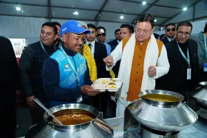 सीएम धामी का अलग अंदाज, खिलाड़ियों को भोजन परो