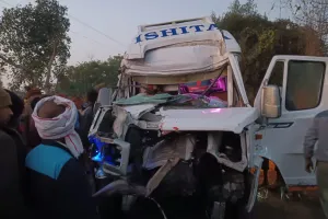 Fatehpur Accident: श्रद्धालुओं से भरी बस को डंपर ने मारी टक्कर, चार की मौत...दर्जन भर घायल