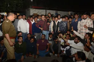 कानपुर में चकेरी पुलिस ने BJP नेता को हिरासत में लिया: कार्यकर्ताओं ने घेरा थाना, हनुमान चालीसा का किया पाठ, पुलिस-प्रशासन के खिलाफ की नारेबाजी, VIDEO 