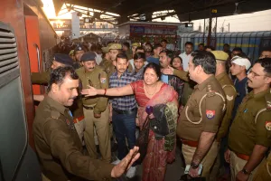 Mahakumbh: चौरीचौरा में हंगामा, चार बार चेनपुलिंग, यात्रियों ने अंदर से बंद किए AC कोच, RPF ने लोगों को बाहर खींचा