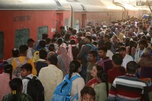 नई दिल्ली रेलवे स्टेशन में भगदड़ के बाद रात में Kanpur Central में उमड़ा यात्रियों का हुजूम, करीब साढ़े तीन लाख श्रद्धालु गए Mahakumbh