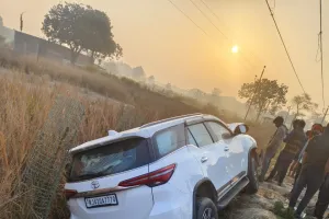 Fatehpur: बेकाबू फॉर्च्यूनर ने खड़ी किआ कार में जोरदार टक्कर मारी...देवर व भाभी की मौत, 9 घायल, राजस्थान से Mahakumbh जा रहे थे