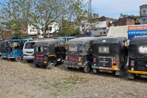 बनभूलपुरा में पुलिस का डंडा, 30 ऑटो सीज