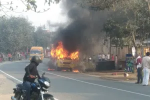 फतेहपुर में बच्चों को ले जा रही स्कूली वैन में लगी आग...मची चीख-पुकार; कूदकर बचाई जान