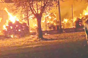 कानपुर के नौबस्ता गल्लामंडी में भीषण आग, 13 गोदाम राख, 15 से ज्यादा दमकलें देर रात तक जूझती रहीं... 