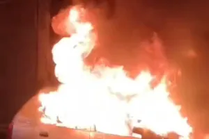 कानपुर में चलती कार में लगी भीषण आग: लोगों ने कूद कर अपनी जान बचाई, फायर ब्रिगेड ने पाया काबू