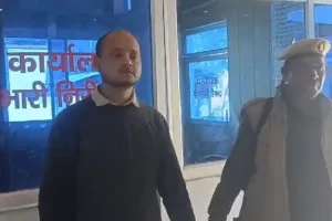 जालौन में एंटी करप्शन टीम ने बाबू को घूस लेते रंगेहाथ किया गिरफ्तार: बीमा व इंक्रीमेंट राशि के भुगतान के एवज में मांगे इतने पैसे...