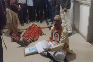 कानपुर जिलाधिकारी कार्यालय में बुजुर्ग दंपति जमीन पर लेटे: रोते, चिल्लाते हुए बाेले- छह माह से इकलौती बेटी लापता, जिंदा है या नहीं...