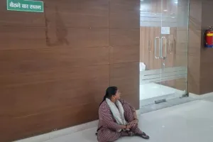 हाल-ए-केडीए: जनता जमीन पर और वादे आसमान पर...अधिकारी नहीं दे रहे ध्यान, कुर्सी जंजीर में जकड़ी, देखिए- PHOTOS