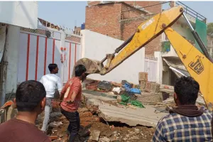 शिकायत सुनते ही Kanpur महापौर भड़की: सामने खड़े होकर चलवाया बुलडोजर, अधिकारियों को फटकार लगाते हुए कहा ये...