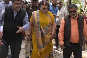 कानपुर में 40 वर्षों से सरकारी स्कूल पर कब्जे की शिकायत पर पहुंची महापौर: रहते मिले लोग, पूछताछ में कागज भी नहीं दिखा पाए...