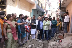 अम्मा जी! प्राइवेट सीवर लाइन डालने के लिए खोद डाली सड़क, 70 घरों में दूषित जल आ रहा: कानपुर में महापौर ने शिकायत सुनते ही...