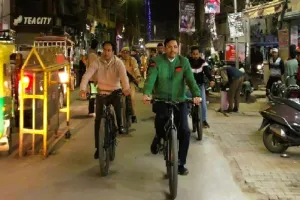 मुरादाबाद : मंडलायुक्त ने ई-बाइक से देखीं सड़कें, बोले-फुटपाथ से हटवाएं अतिक्रमण