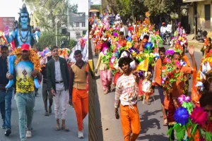 मुरादाबाद : कांठ रोड पर कांवड़ियों की धूम, सभी ओर हर हर महादेव की गूंज...गंतव्य की ओर बढ़ रहे कांवड़ियों के जत्थे