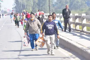 रामगंगा पुल बंद : जाम से राहत, दुश्ववारियां बरकरार...जान जोखिम में डालकर पैदल सफर कर रहे लोग