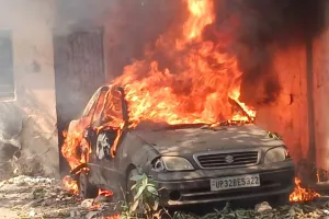 Moradabad Fire: PWD कॉलोनी में खड़ी कार में लगी आग, जलकर हुई खाक...ऊंची-ऊंची लपटें उठती देख मचा हड़कंप