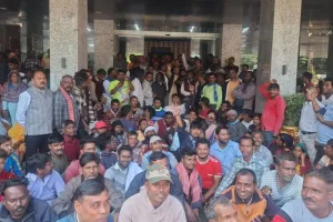 कानपुर नगर निगम मुख्यालय में सफाई कर्मचारियों ने काम ठप कर किया हंगामा, नारेबाजी: बोले- अभी ट्रेलर है, पिक्चर बाकी है...