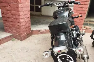 नाबालिग बेटा भर रहा था बुलेट पर फर्राटा, पिता के नाम कटा चालान