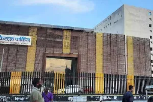 कानपुर में क्रिस्टल पार्किंग में अवैध वसूली में फरार की तलाश तेज: एक पत्रकार ने शुक्लागंज में बनाया ठिकाना, दूसरा रोजाना जा रहा  मन्दिर