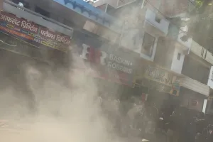 कानपुर में प्रिंटिंग प्रेस कार्यालय धधका: आग लगने से मची अफरातफरी, दमकल कर्मियों ने पाया काबू, कोई जनहानि नहीं