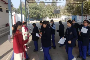 रामपुर : 13 केंद्रों पर शुरू हुई सीबीएसई 12वीं की रसायन विज्ञान की परीक्षा, गेट पर की गई परीक्षार्थियों की चेकिंग  