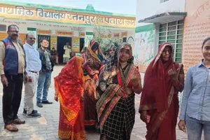 कानपुर के पतारा के रतनपुर गांव में उपचुनाव को लेकर वोटिंग: छह माह पहले ग्राम प्रधान का इस तरह हुआ था निधन...