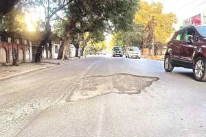 कहने काे स्वरूप नगर कानपुर का पॉश इलाका...हालात जस के तस, जनता पूछ रही- कब बहुरेंगे सड़क के दिन