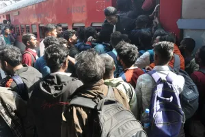 माघी पूर्णिमा को लेकर ट्रेनों में श्रद्धालुओं का कब्जा, प्रयागराज जाने वाली ट्रेनों में मारामारी