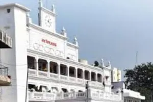 एक दर्जन निरीक्षकों पर लटक रही कार्रवाई की तलवार, काम के दबाव के चलते बीमार होने की कर रहे शिकायत