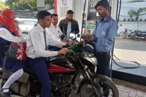 लोगों ने उड़ाई सरकार ने नियमों की धज्जियां, कहा- हम नहीं सुधरेंगे... बिना हेलमेट जुगाड़ से मिल रहा पेट्रोल