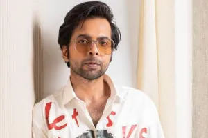 आध्यात्मिक माहौल में डूबे अभिषेक बनर्जी, प्रयागराज में कर रहे शूटिंग