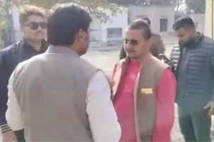 Milkipur by-election: मतदान के दौरान सपा प्रत्याशी और भाजपा एजेंट में नोकझोंक, अफसरों ने संभाला मोर्चा 