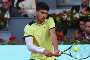 Qatar Open Tennis Tournament: क्वार्टर फाइनल में पहुंचने के लिए कार्लोस अल्काराज ने बहाया पसीना