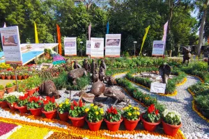 Lucknow Flower Show 2025: गुनगुनी धूप के बीच फूलों से बनी आकृतियों ने लुभाया