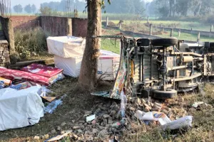 बलरामपुरः सड़क हादसे में पिकअप और डीसीएम से जोरदार भिड़ंत, चालक सहित दो की मौत, छानबीन में जुटी पुलिस 