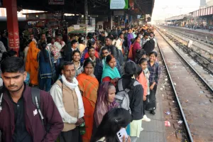 यात्रीगण कृपया ध्यान दें... पूर्वोत्तर रेलवे ने रद की 10 एक्सप्रेस ट्रेनें, महाकुंभ के आखिरी चरण को लेकर स्टेशनों पर बढ़ी भीड़