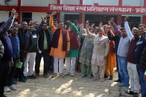 अयोध्याः NPS और UPS के विरोध में उतरे शिक्षक, बांधी काली पट्टी 