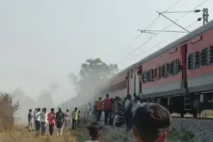 प्रयागराज से आ रही ट्रेन में लगी आग, त्रिवेणी एक्सप्रेस में पहियों से निकला धुआं, जान बचाने को कूदे यात्री