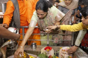 महाशिवरात्रिः गौरी शंकर मंदिर पहुंची मुख्यमंत्री रेखा, की पूजा-अर्चना 