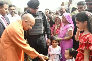 गोरखपुर के मानसरोवर मंदिर पहुंचे सीएम योगी, बाबा भोलेनाथ का किया जलाभिषेक 