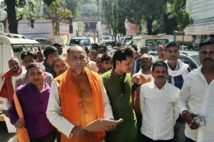 कटान रोकने के लिए स्पर और स्टड का निर्माण कराए प्रशासन, ग्रामीणों ने प्रदर्शन कर डीएम को दिया ज्ञापन