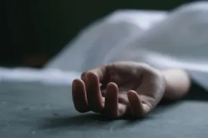 दोस्तों के साथ बैठा था ट्रक चालक, अचानक हो गई मौत