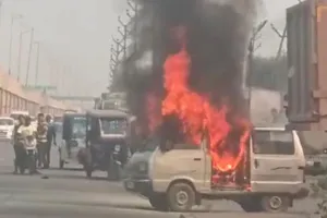 कानपुर में चलती वैन बनी आग का गोला: शार्ट सर्किट से लगने की जताई जा रही संभावना, कोई जनहानि नहीं...