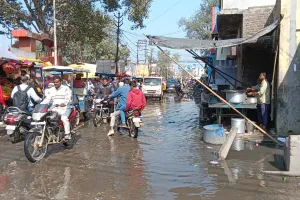 कासगंज: सोरों गेट बाजार में जलभराव और गंदगी से लोग परेशान, समाधान की मांग