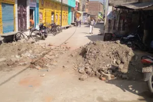 कासगंज: सड़क निर्माण के बाद मिट्टी उठाना भूले जिम्मेदार! बाजार में उड़ रहे धूल के गुबार से लोग परेशान